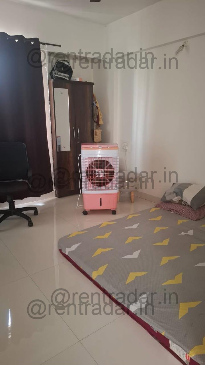 Room in 2bhk at Magarpatta (casa Feliz)