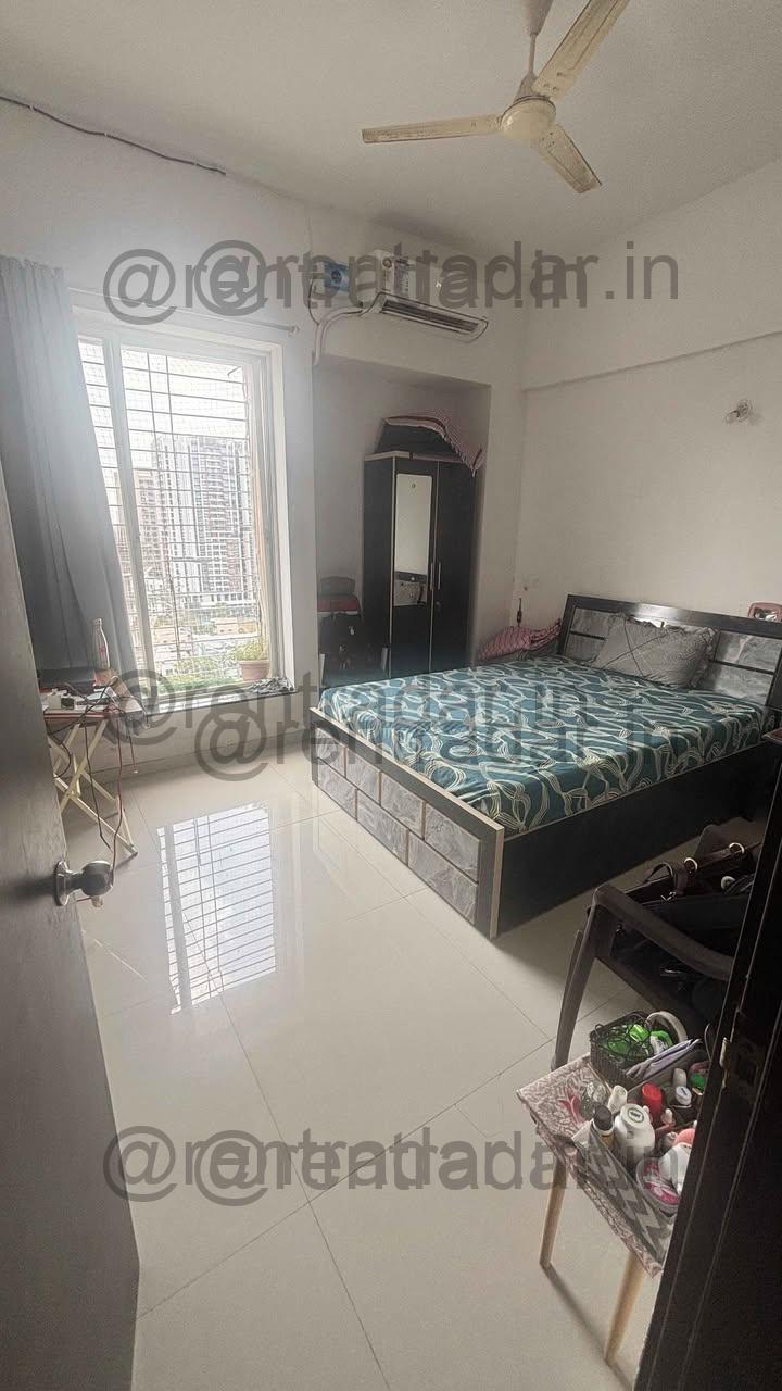 Room Available at Kharadi (galaxy One Society)