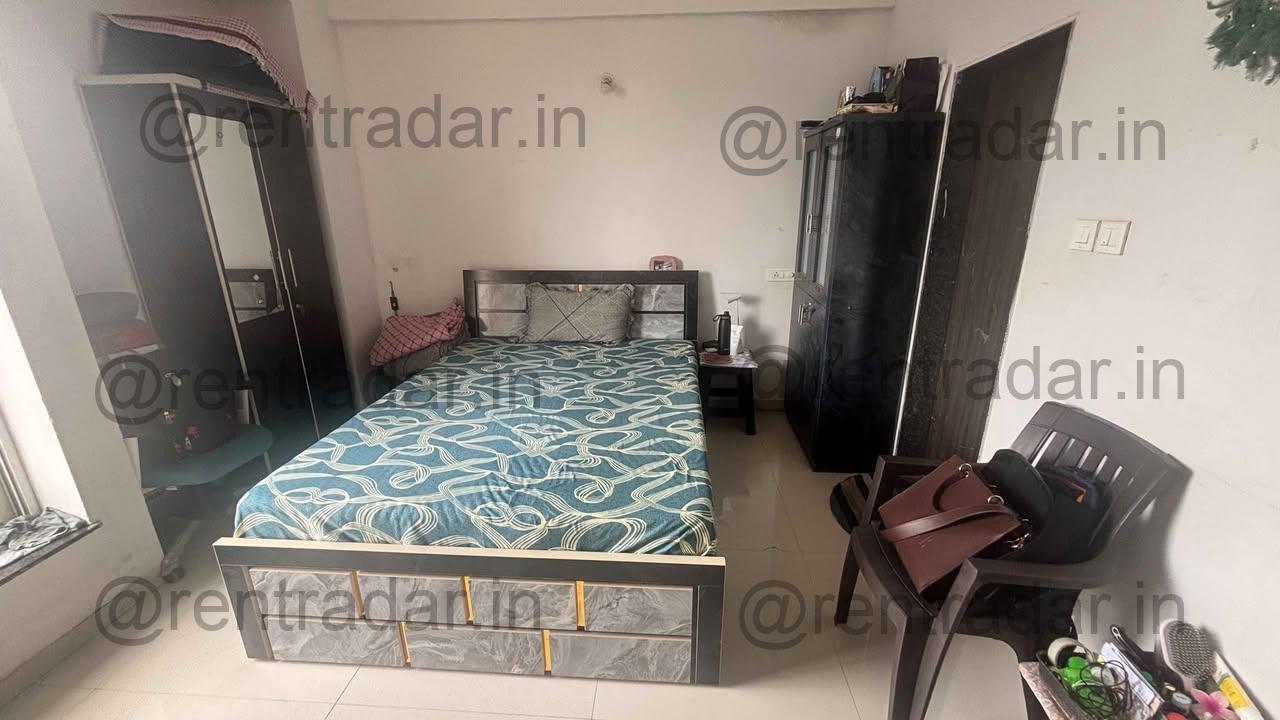Room Available at Kharadi (galaxy One Society)