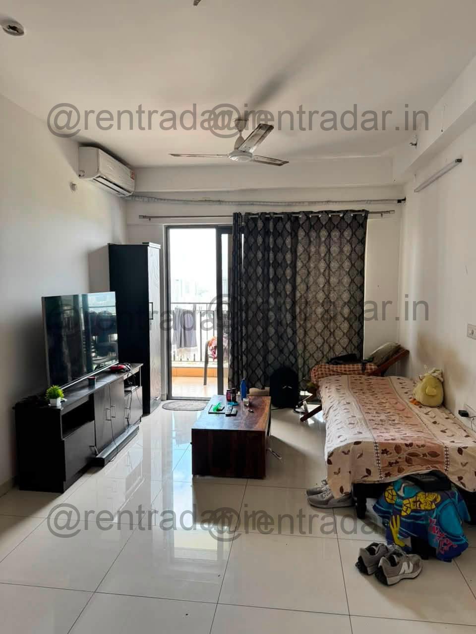 Room Available at Amanora Gold Towers (amanora Gold Towers)